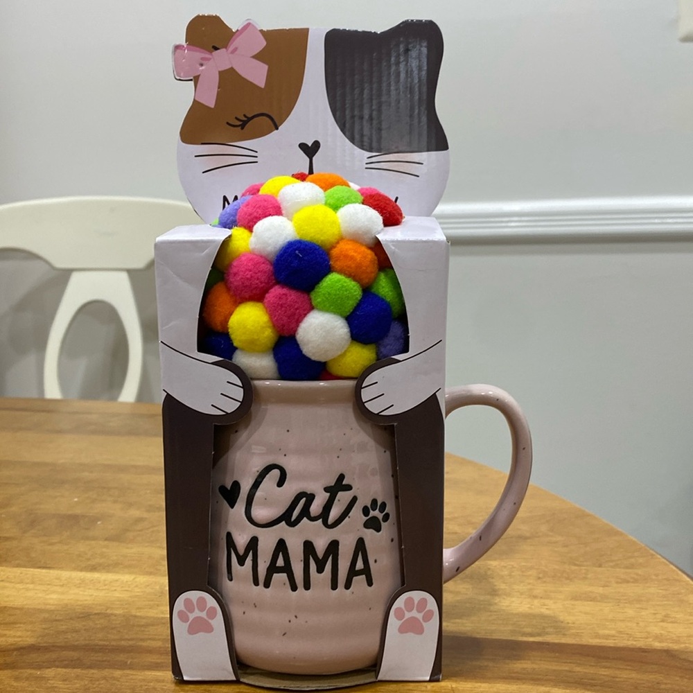 NWT.  Eccolo Ltd., 20oz., ceramic mug OC mug with cat toy.